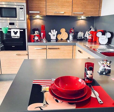 Disney At Home on Instagram: “How many Mickey’s can you fit into a single kitchen? 😄 Thank you for sharing your new home with us @disney4men! ✨  #mydisneyhome…” Mickey Kitchen Decor, Cozinha Do Mickey Mouse, Disney Themed Rooms, Casa Disney, Single Kitchen, Disney Kitchen Decor, Mickey Kitchen, Mickey Mouse Kitchen, Deco Disney