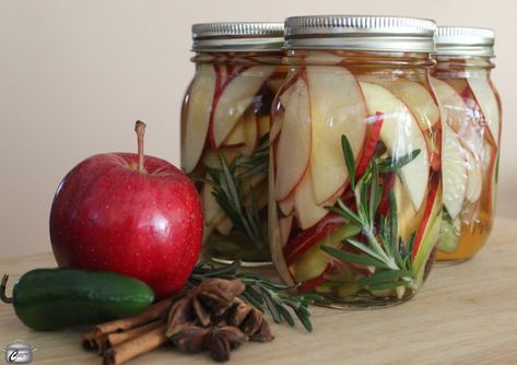 Pickled Apples, Apple Slice Recipe, Pickled Fruit, Pickled Vegetables Recipe, Home Canning Recipes, Fermentation Recipes, Pickled Veggies, Slices Recipes, Pickled Vegetables