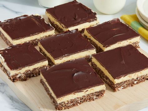 Layered Brownies, Nanaimo Bar, Nanaimo Bar Recipe, Canadian Dessert, 1950s Food, Nanaimo Bars, Food Tourism, Molten Chocolate, Bar Recipe