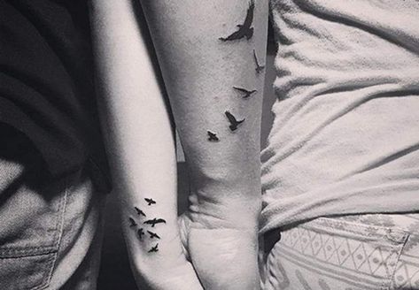 Tatouages couple envolée d'oiseaux Tattoo Girls, Couple Tattoos, Romantic Ideas, Lotus Tattoo, Cute Tats, Birds Tattoo, Mini Tattoos, Most Romantic, Maple Leaf Tattoo