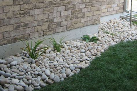 Best Landscaping Material To Use Around Foundations Rock Flower Beds, Landscaping Around House, Gravel Landscaping, River Rock Landscaping, Rock Garden Design, Rock Garden Landscaping, Landscape Materials, Landscaping Tips, House Projects