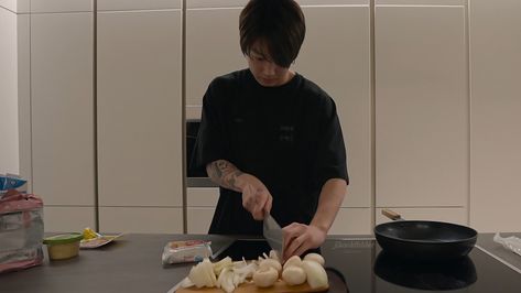 JUNGKOOK Cooking BTS MONUMENTS BEYOND THE STAR DOCUMENTARY 'EP.7:STILL PURPLE' jikook at jimin's house Jungkook House, Bf Jungkook, Jungkook Cooking, Documentary Movies, Jungkook Aesthetic, Jung Kook, Bts Jungkook, The Star, Boyfriend Material