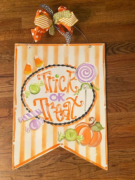 Adorable Artist Tree Halloween door hanger. Fall Wooden Door Hangers, Hospital Door Hangers, Baby Door Hangers, Fall Door Hanger, Burlap Door Hangers, Hospital Door, Baby Door, Halloween Door Hangers, Door Tags