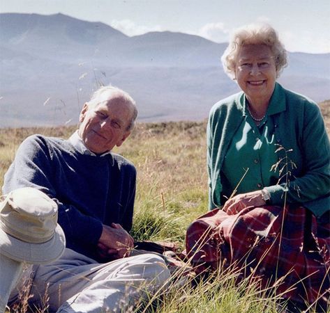 The Queen's secret message to beloved Prince Philip in funeral wreath revealed | HELLO! Prins Philip, Prince Georges, Touching Photos, Prins William, Rainha Elizabeth Ii, Duke Of Edinburgh, Reine Elizabeth, Elisabeth Ii, Princess Elizabeth