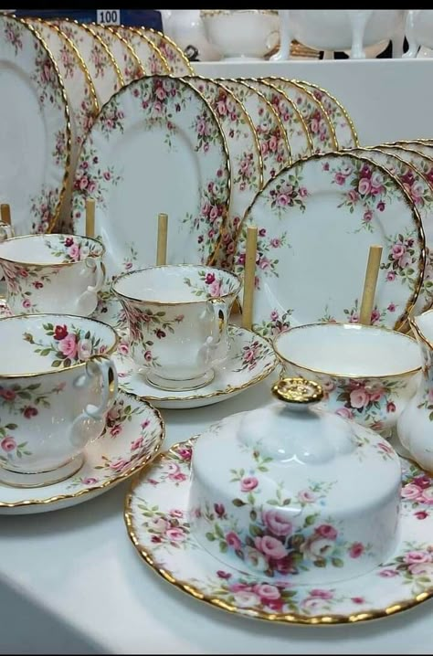 Dinner Set Design, Cocina Shabby Chic, Crockery Design, Fine China Dinnerware, Fine Dinnerware, English Cottage Decor, Tea Party Table, Tea Cup Collection, Luxury Tableware