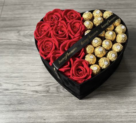 Rose Chocolate, Roses Bouquet Gift, Valentines Bricolage, Flowers For Valentines Day, Rosen Box, Valentines Gift Box, Flower Box Gift, Velvet Rose, Flower Gift Ideas