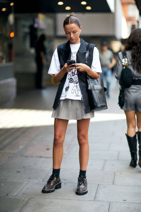 Spring Fashion London, Cool Street Fashion 2024, London Fashion Women, How To Style Black Shirt Women, London Fashion Week 2024, London Street Style 2024, Cool Street Fashion Summer, Fashion Week 2024 Street Style, Street Wear 2024