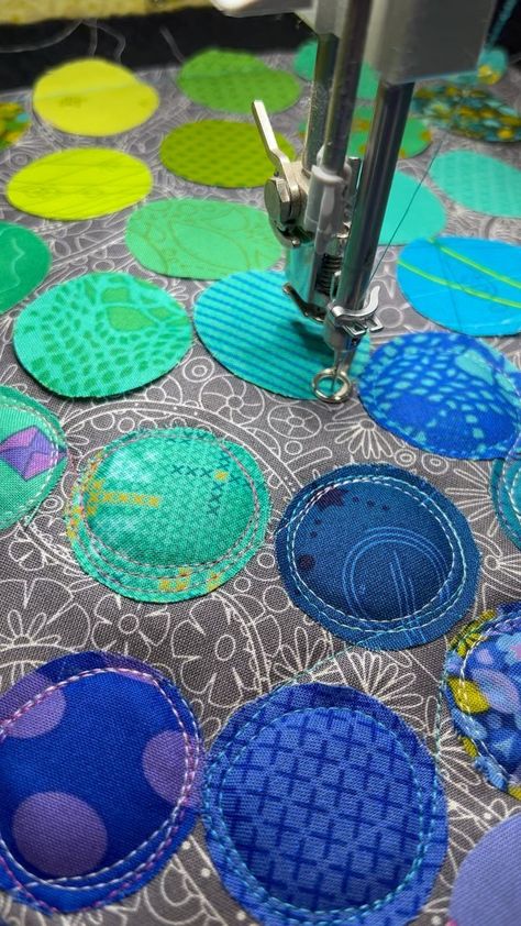 Circle, circle, circle!!🌀🌀🌀🌀 ——————— #jessicaquilterquilting #alisonglassbubblequilt #alisonglassfabric #berninaq20 #aurifilthread… | Instagram Circle Applique Quilt Patterns, Quilts With Circles Ideas, Circle Quilts Patterns Ideas, Applique Circles, Quilt With Applique, Modern Applique, Circle Quilt Patterns, Colchas Quilting, Circle Circle