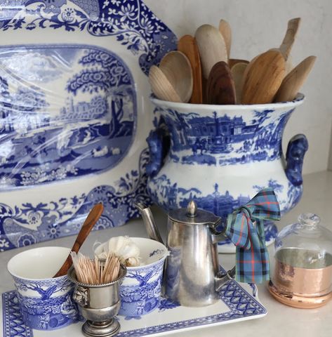 Blue And White Dishes In China Cabinet, Blue And White China Decor, Blue Willow Christmas, Chinoiserie Kitchen Decor, Blue And White Kitchen Ideas, Ginger Jar Kitchen, Delft Kitchen, Blue And White Kitchen Decor, Blue Willow Kitchen