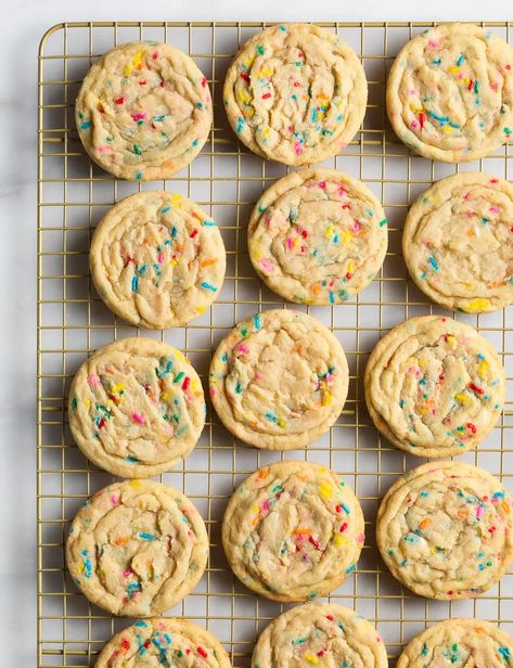 These easy funfetti sugar cookies bake up in minutes with perfectly crackled edges and soft, chewy centers. Loaded with festive rainbow sprinkles, these cookies are the perfect treat for the kid in all of us! | Browned Butter Blondie Funfetti Sugar Cookies, Funfetti Cookie Recipe, Sprinkle Cookies Recipe, Sugar Cookies With Sprinkles, Cone Cake, Confetti Cookies, Funfetti Cookies, Chewy Sugar Cookies, Blondies Recipe