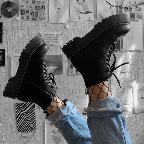 ¿Alguna vez escuchaste sobre alguien mejor que Yumeko Jabami y casi a… #fanfic # Fanfic # amreading # books # wattpad Gothic Mode, Tokyo Street Fashion, Mode Chanel, Blue Card, Aesthetic Grunge Outfit, Grunge Look, Tumblr Outfits, Aesthetic Shoes, Grunge Goth