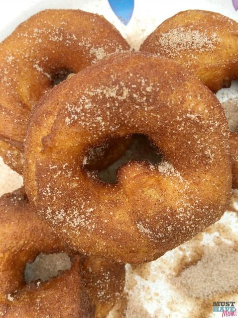 Favorite Kids Camping Recipes! Campfire Donuts Recipe - Must Have Mom Easy Camping Food, Easy Campfire Meals, Best Camping Meals, Foil Dinners, Camping Breakfast, Camping Dinners, Easy Camping Meals, Campfire Food, Festival Camping