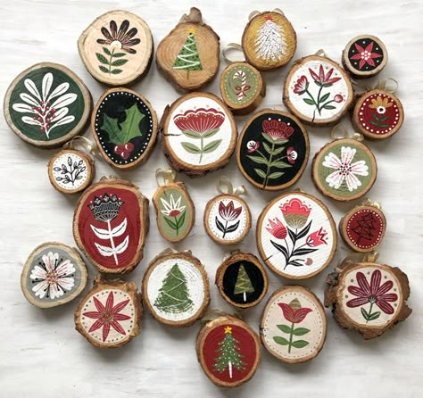 Hand Painted Christmas Ornaments, Wood Slice Art, Wood Slice Crafts, Wooden Slices, Hand Painted Christmas, Painted Christmas Ornaments, Natural Christmas, Wood Slice Ornament, Wood Christmas Ornaments