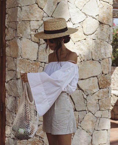 summer outfit with straw hat Classy Bohemian, Look Boho Chic, Europe Outfits, Summer Vacation Outfits, Vacay Outfits, Italy Outfits, Foto Poses, Outfits With Hats, Vacation Outfits