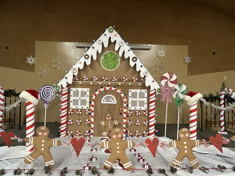 Gingerbread House Photoshoot, Outdoor Christmas Decorations Yard Ideas, Gingerbread Bash, Christmas Hallway Decorations School, Gingerbread Backdrop, Gingerbread House Cardboard, Christmas Hallway Decorations, Gingerbread Porch, Giant Gingerbread House