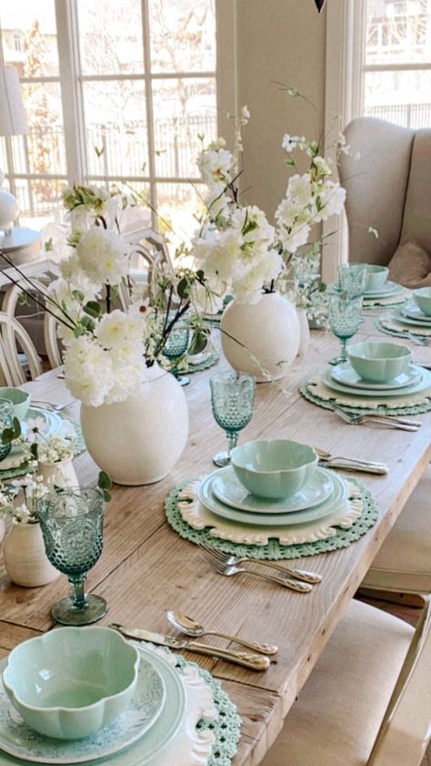 Table Staging, Dining Room Table Settings, Beautiful Dinnerware, Glam Dining Room, Easter Table Centerpieces, Spring Table Settings, Spring Entertaining, Dining Room Blue, Beautiful Tablescapes