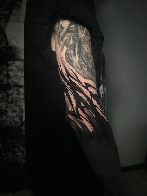 Abstract Blackwork Tattoo, Blackwork Cover Up Tattoo, Black And Grey Tattoo Ideas, Blackout Tattoo Design, Blackout Sleeve, Rose Gold Tattoo, Surreal Tattoo, Blackout Tattoo, Mushroom Tattoos