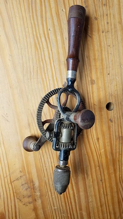 Hand Drills, Braces &Amp; Drill Bits (Hand Tool Woodworking Buying Guide #8) - Wood And Shop Woodworking With Hand Tools, Hand Tool Woodworking, Joinery Woodworking, Primitive Rustic Decor, Vintage Hand Tools, Farmhouse Primitive, Woodworking Workbench, Woodworking Hand Tools, Antique Tools