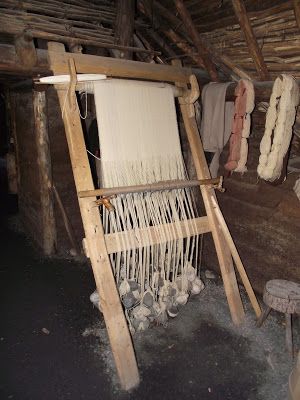 Mountainman's Mantra: The Viking Weaving Loom Viking Weaving, Viking Camp, Hantverk Diy, Weaving Machine, Viking Clothing, Tablet Weaving, Weaving Loom, Textile Crafts, Weaving Textiles