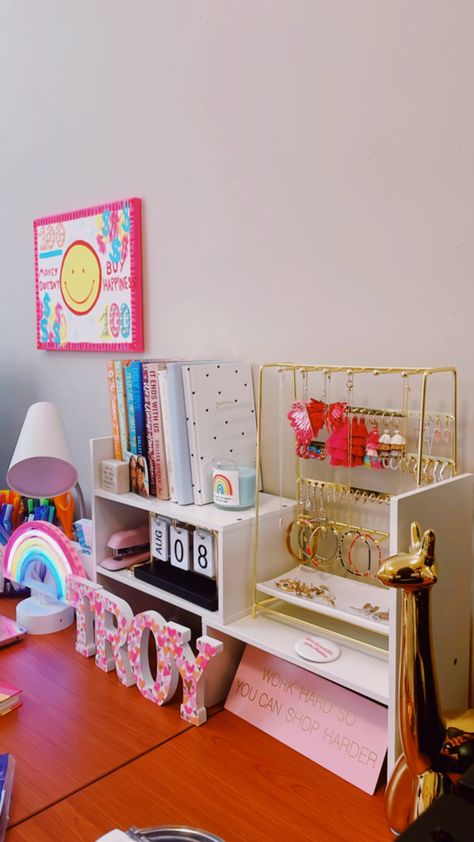 Desk Inspo Preppy, Preppy Room Essentials, Sorority Room Ideas Decoration, Bougie Dorm Room Ideas, College Desk Decor, Preppy Dorm Ideas, House Decor College, Sorority Bedroom Ideas, College Desk Aesthetic