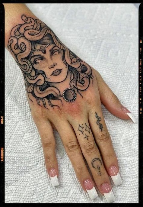 Best Neck Tattoos, Medusa Tattoo Design, Knuckle Tattoos, Hand And Finger Tattoos, Cute Hand Tattoos, Pretty Hand Tattoos, New Tattoo Designs, Inspiration Tattoo, Red Ink Tattoos