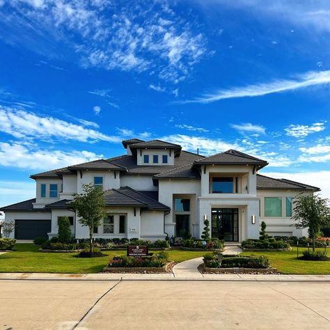 House Design Realistic, Big Beautiful Houses Modern, Grand Homes Builder Texas, Mansions In Texas, Big Texas Houses, Dream House Design Exterior, Modern House Exterior 2 Story, Baddie House Exterior, Big Two Story House