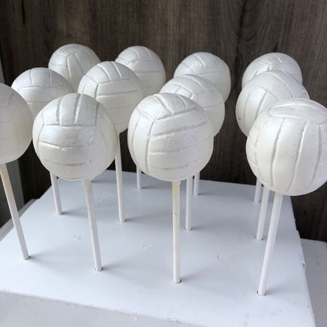 Volleyball Cake Pop, Essen, Cake Pops, Netball Party Decorations, Volley Ball Cakes, Volleyball Dessert Ideas, Volleyball Bday Party Ideas, Netball Cupcakes, Birthday Cake Volleyball