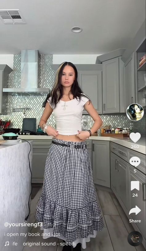 Checkered Long Skirt Outfit, Groovy Fits, Maxi Skirt Outfit Summer, Long Skirt Outfit, Skirt Set Outfit, Skirt Outfit Summer, Spring Lookbook, Thrift Inspo, Beach Fits