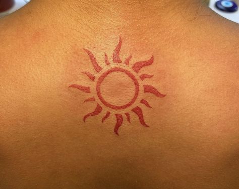 Sun Tattoo Black Women, Sun Tattoo Black, Red Sun Tattoo, Swirly Tattoo, Tattoo Black Women, Surfer Tattoo, Belly Button Tattoo, Tattoo Sun, Optical Illusion Tattoos