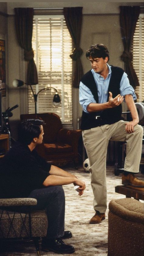 Friends wallpaper Joey Chandler Wallpaper, Chandler Bing Outfits, Chandler Friends, Joey Chandler, Joey Friends, Friends Best Moments, Friends Scenes, Friends Episodes, Friends Poster