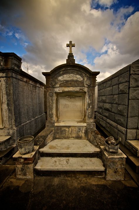 St Louis Cemetery No 1, New Orleans Cemeteries, Concrete Countertop, New Orleans Art, Old Cemeteries, Cemetery Art, Southern Gothic, Big Easy, New Orleans Louisiana