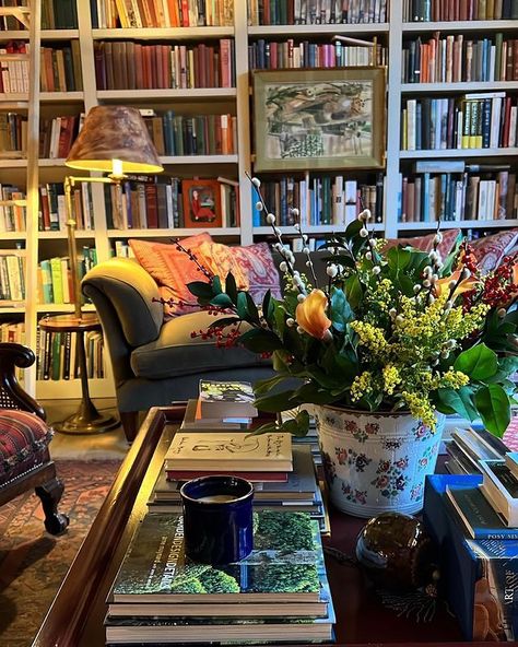 Emma Burns (@violetburns) • Instagram photos and videos Home Library Rooms, English Decor, Cosy Room, Book Wall, Deco Boheme, Home Libraries, Beautiful Living Rooms, Decor Trends, Trends 2024