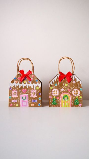 Cute Christmas Packaging Ideas, Gift Bag Decoration, Ginger Bread Design, Gingerbread Packaging, Brown Bag Decorating Ideas, Painted Christmas Gift Bags, Paper Bag Gingerbread House, Gingerbread Box Ideas, Gingerbread Christmas Decor Cardboard