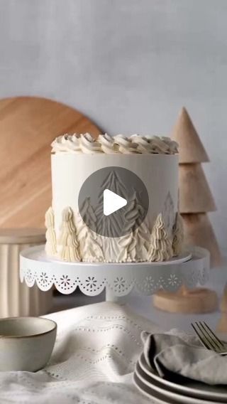 Vera Breda on Instagram: "@the.white.whisk 🎄🤍 Textura monocromático.

#wintercake #treecake #christmascake #buttercreamcakes #paletteknifecake #carvedbuttercream" Tree Cake Design, Swiss Meringue Buttercream Recipe, Mountain Cake, Piping Buttercream, Easy Christmas Cake Recipe, Pottery Carving, Wilton Cake Decorating, Winter Wedding Cake, Christmas Cake Decorations