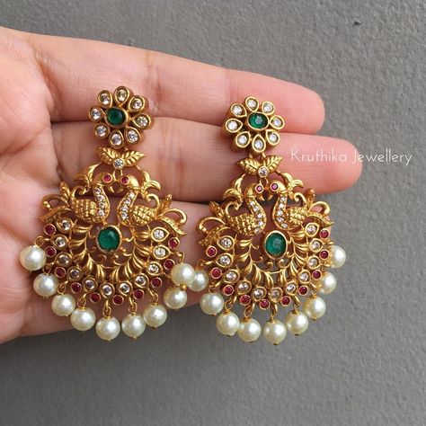 Temple Jewellery Earrings, Trending Crafts, Antique Jewellery Designs, Gold Jewelry Simple Necklace, Gold Necklace Indian Bridal Jewelry, Antique Bridal Jewelry, Gold Bridal Earrings, Indian Jewellery Design Earrings, Gold Bride Jewelry