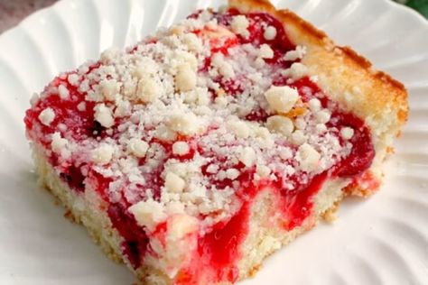 20 Recipes Using Canned Pie Filling Will Make Your Dessert-Prep Easy Raspberry Pie Filling Recipes, Coffee Cake With Crumb Topping, Pie Filling Desserts, Cherry Coffee Cake, Alaska Food, Raspberry Pie Filling, Crumb Cakes, Breakfast Desserts, Crumb Coffee Cakes