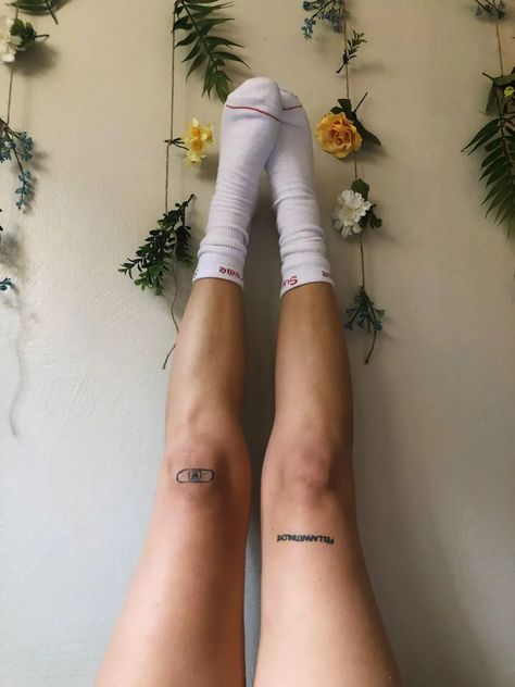 girl knee tattoo ideas Tattoo Knee, Tattoo Pierna, Knee Tattoos, Tattoo Over Scar, Harry Styles Tattoos, Tattoo Inspiration Men, Tattoo Font, Knee Tattoo, Skull Tattoo Design