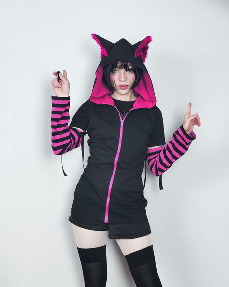 "𝘾𝘼𝙏 𝙀𝘼𝙍𝙎 𝙃𝙊𝙊𝘿𝙄𝙀 - 𝙋𝙄𝙉𝙆 - 𝙈𝘼𝙇𝙀 / 𝙁𝙀𝙈𝘼𝙇𝙀 𝘾𝙐𝙏 Black cat hoodie with ears. This cat ear hoodie has pink fur inside the standing cat ears. 𝗪𝗛𝗔𝗧 𝗪𝗜𝗟𝗟 𝗜 𝗥𝗘𝗖𝗘𝗜𝗩𝗘？ ♥ Zip up hoodie ♥ Hood with cat ears (fur inside) ♥ Detachable sleeves (easy to apply!) ♥ Sleeves with thumbholes ♥ Big pockets to hold your stuff :D 𝗙𝗔𝗕𝗥𝗜𝗖: Cotton sweatshirt, faux fur for the ears 𝗦𝗜𝗭𝗘: Male or female cut. Size chart you will find it on the last photo! For custom size Colorful Outfits Drawing, Cat Ears Hoodie, Black And Pink Scene, Cat Inspired Outfits, Cat Hoodie With Ears, Animal Ear Hoodie, Softie Outfits, Cat Ear Hoodie, Hoodie Base