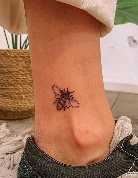 Small Bee Tattoo, Bee Tattoos, Honey Bee Tattoo, Second Tattoo, Tattoo Henna, Bee Tattoo, Life Board, Discreet Tattoos, Dainty Tattoos