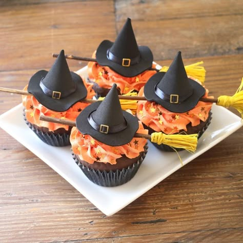 Haloween Cupcakes, Halloween Cupcake Cake, Halloween Cupcakes Decoration, Witch Cupcakes, Cupcake Packaging, Halloween Treat Boxes, Orange Frosting, Fake Cupcakes, Easy Halloween Food