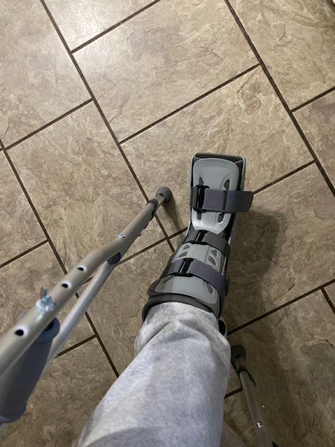 Leg Cast Aesthetic, Leg Injury In The Hospital, Injured Leg Fake Story, Broken Leg Snapchat Story, Broken Leg In Hospital, Sprained Ankle Snapchat, Injured Leg Snapchat, Ankle Monitor Snapchat, Broken Leg Cast