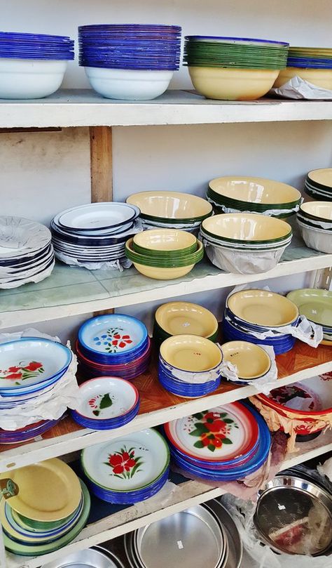 Old-School Crockery and Enamelware from Hai Seng Porcelain @ Sago Lane China Crockery, Bunny Chow, Enamel Dishes, Food Resources, Kitchen Organisation, Vintage Enamelware, Deco Retro, Seafood Restaurant, Kitchen Items