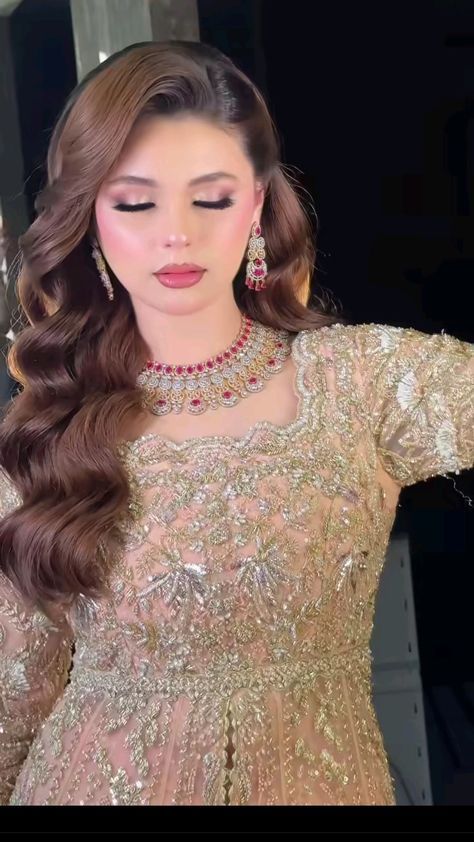 Walima Bride Hairstyles Pakistani, Light Pink Lehenga Makeup Look, Walima Bridal Hairstyle, Pakistani Mehndi Makeup, Valima Hairstyles Pakistani, Hairstyles For Pakistani Wedding, Barat Hairstyles Pakistani, Walima Makeup Looks, Walima Look Bridal