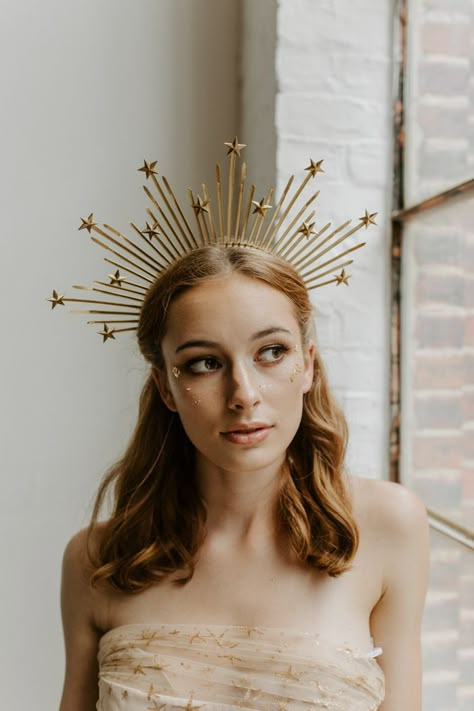 This Black and Gold Celestial Wedding Inspiration is Full of Edgy Glamour You Don't Want to Miss | Junebug Weddings Sun Crown, Boho Wedding Crown, Festival Crown, Winter Wedding Fashion, Halo Headpiece, Crown Halo, Festival Headpiece, Halloween Ball, Halo Crown