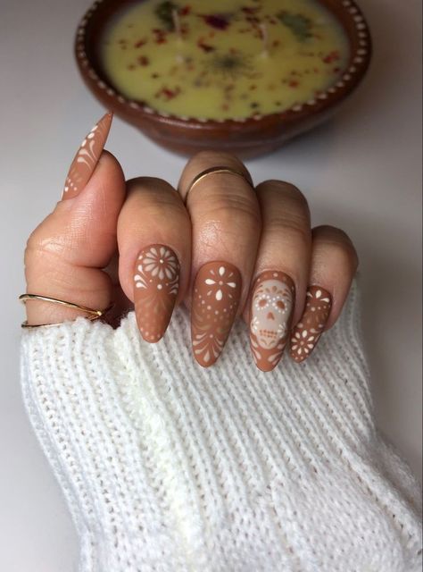 Oaxaca Inspired Nails, Mexican Nails Designs Brown, Mexican Flowers Nails, Mexican Clay Pot Nails, Mexican Nails Designs Almond, Barro Inspired Nails, Cantarito Inspired Nails, Fall Mexican Nails, Mexican Pattern Nails