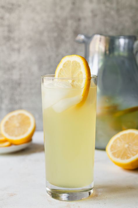 Refreshing, homemade lemonade requires only 3 ingredients and a few minutes of prep! This is the most refreshing summer drink recipe that the whole family will love. Lemonade Aesthetic, Kid Friendly Vegetarian Recipes, Summer Drink Recipe, Lemon Aid, Pumpkin Spice Drinks, Perfect Summer Drink, Boss Coffee, Drink Aesthetic, Drink Recipes Nonalcoholic