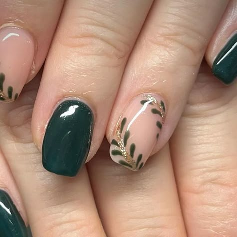 Nails & Beauty by Daisy 💅🏼 on Instagram: "𝐆𝐨𝐫𝐠𝐞𝐨𝐮𝐬 𝐆𝐫𝐞𝐞𝐧 🌿 Love this green mani using @magpie_beauty #everythingmagpie - GAG clear - GMS petal - wellington boot/Black Forest - crown Jules - top it off Inspo: Pinterest Cuticle oil: @cutisticks 💦 #showscratch #amyscoolgang #printnailtechs #scratchmag #thenailtechorg #nailitmag #nailpromag #nailsonfleek #nailsofinstagram #nailitdaily #thesalonmaguk #wirralnailtech #wirralnails #wirralbusiness #funkynails @scratchmagazine @thesalonmaguk @nailitmedia @nailpromagazine #magpiebeauty #magpiebeautyuk #nbbydaisy #winternails❄️ #winternailart #winternails #winternail #winternaildesign #greennails #greennails💚 #autumnnailart #magpienails #leafnails #autumnnails🍁" Nails For Eucalyptus Dress, Green Fall Nails Square, Hobbit Nails Designs, Forest Green Nails Short, November Nails Green, Nails Leaves Design, Green Nails With Leaves, Thanksgiving Nails Green, Short Square Nails Green