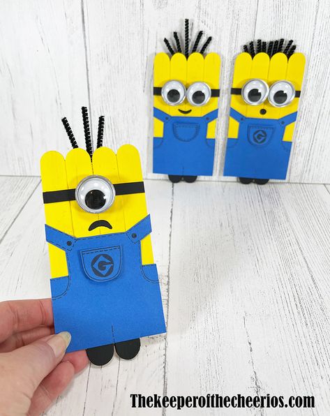 minion-craft-stick-3 Minion Crafts, Minion Craft, Minion Pattern, Diy Minions, School Kids Crafts, Popsicle Crafts, K Crafts, Baby Art Projects, Puppet Crafts