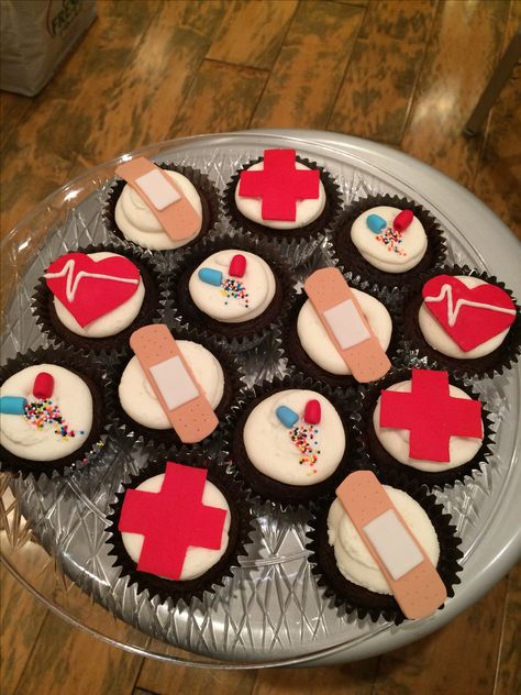 Doctor/Nurse Cupcakes Perioperative Nurses Week, Nurse Cupcakes, Nurse Graduation Party Decorations, Nurse Party, Nursing School Graduation, Career Fields, Graduation Cupcakes, Decorating Cakes, Nurse Graduation