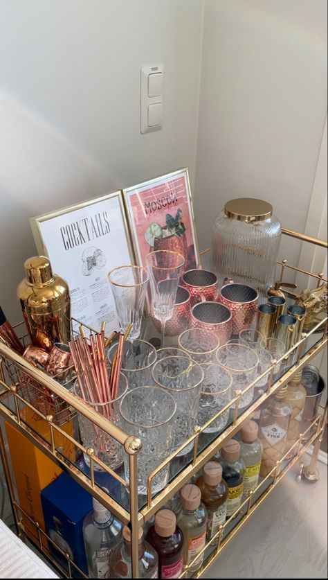 Bar cart. Home bar. Cocktail Corner Home, At Home Bar Cart, At Home Cocktail Bar, Cute Bar Cart Ideas, Bar In House, College Apartment Decor Living Room, Cocktail Bar Home, Drink Corner, Bar Cart Aesthetic